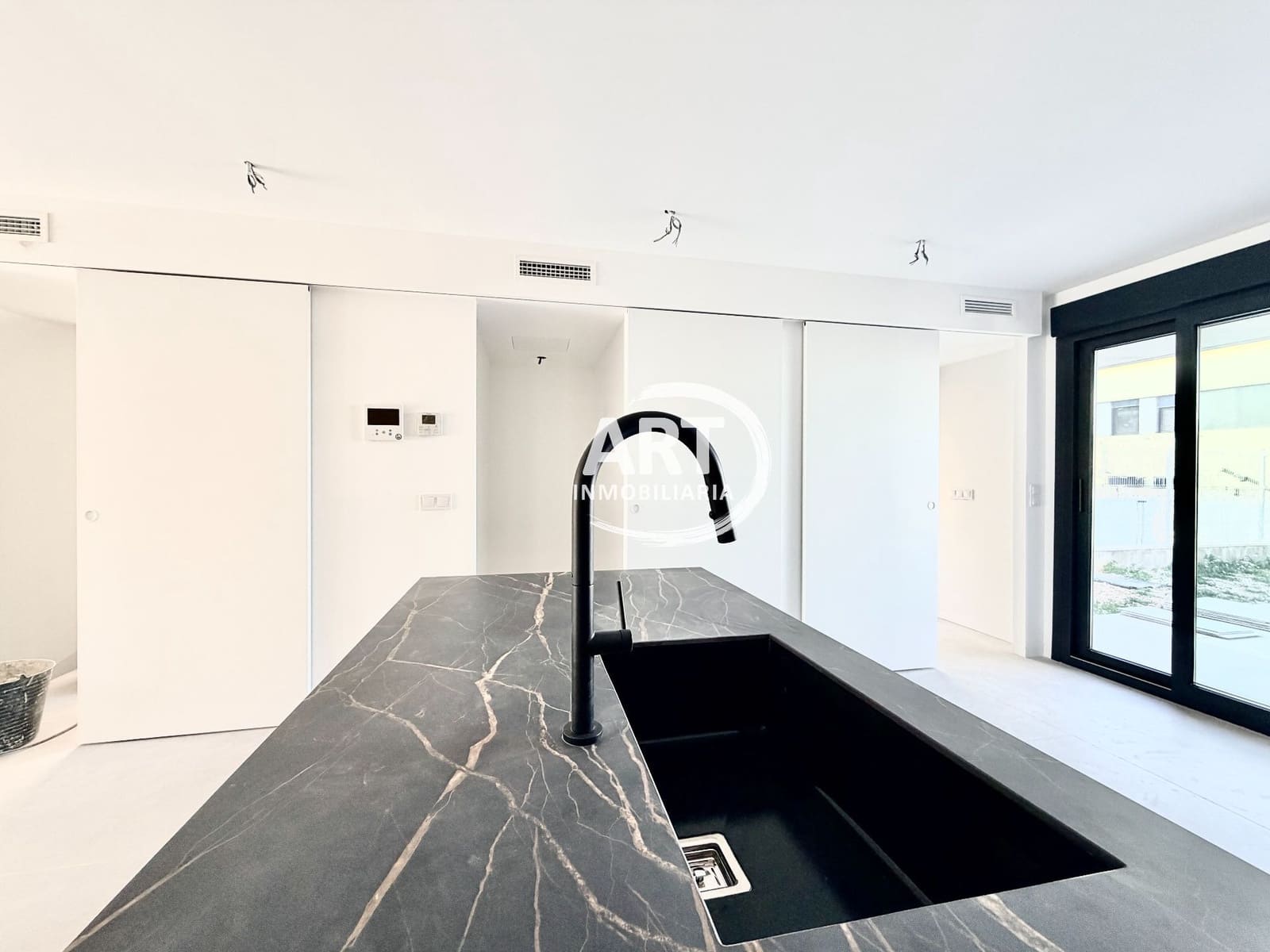 4 soverom Kjedet enebolig til salgs i Benisano med svømmebasseng garasje - € 412 154 (Ref: 9558451)