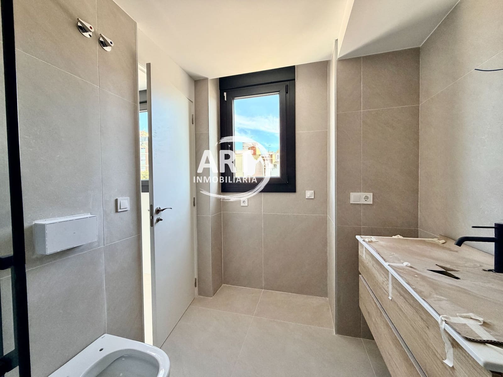 4 soverom Kjedet enebolig til salgs i Benisano med svømmebasseng garasje - € 412 154 (Ref: 9558451)