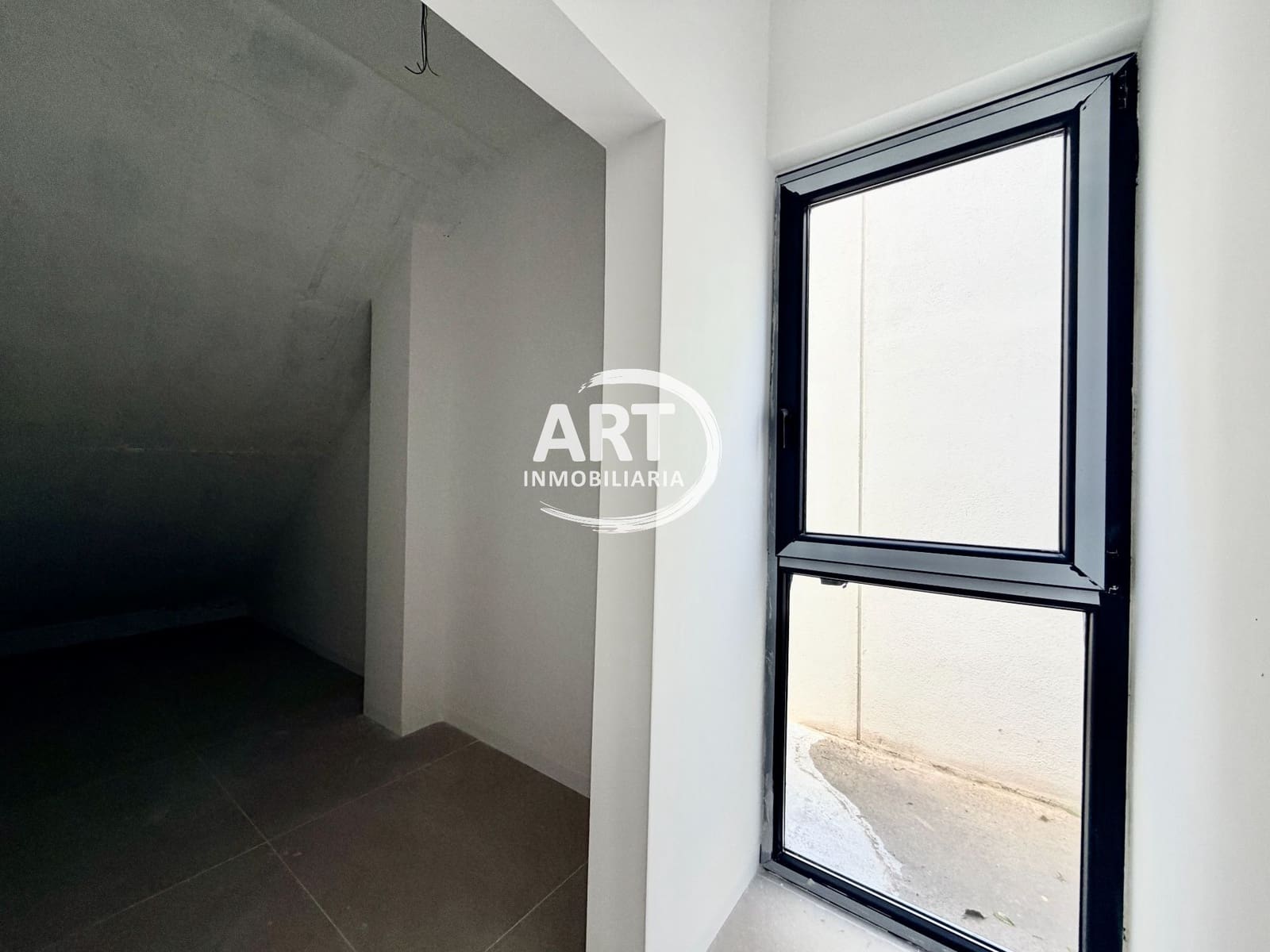 4 soverom Kjedet enebolig til salgs i Benisano med svømmebasseng garasje - € 412 154 (Ref: 9558451)