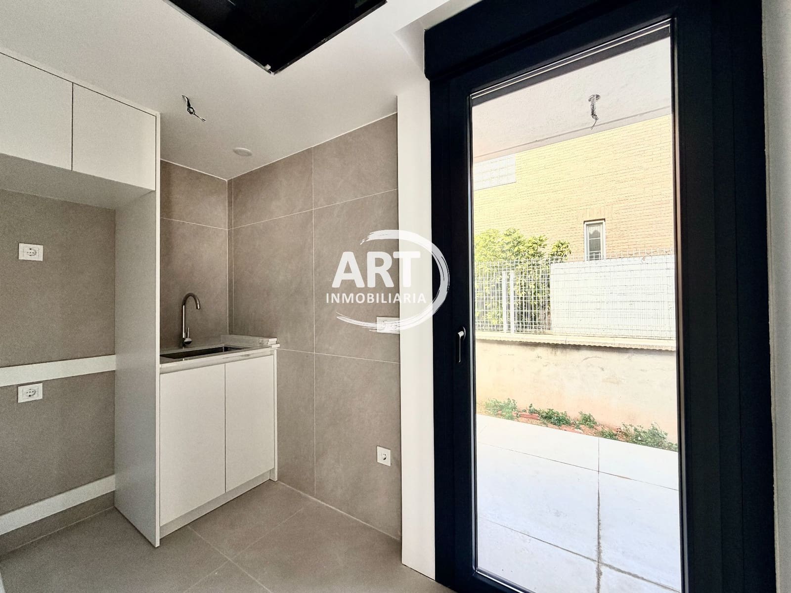 4 soverom Kjedet enebolig til salgs i Benisano med svømmebasseng garasje - € 412 154 (Ref: 9558451)