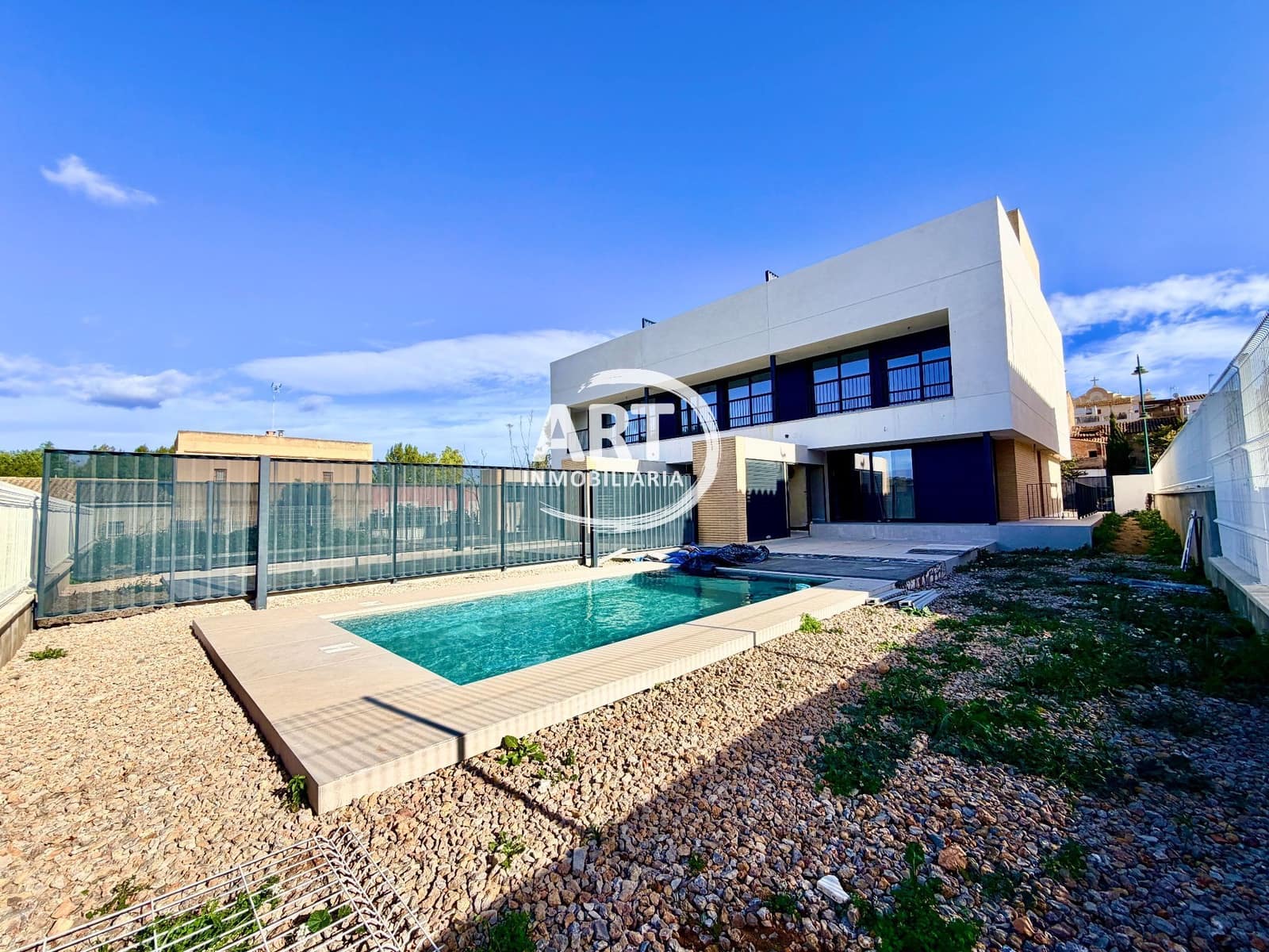 4 soverom Kjedet enebolig til salgs i Benisano med svømmebasseng garasje - € 412 154 (Ref: 9558451)