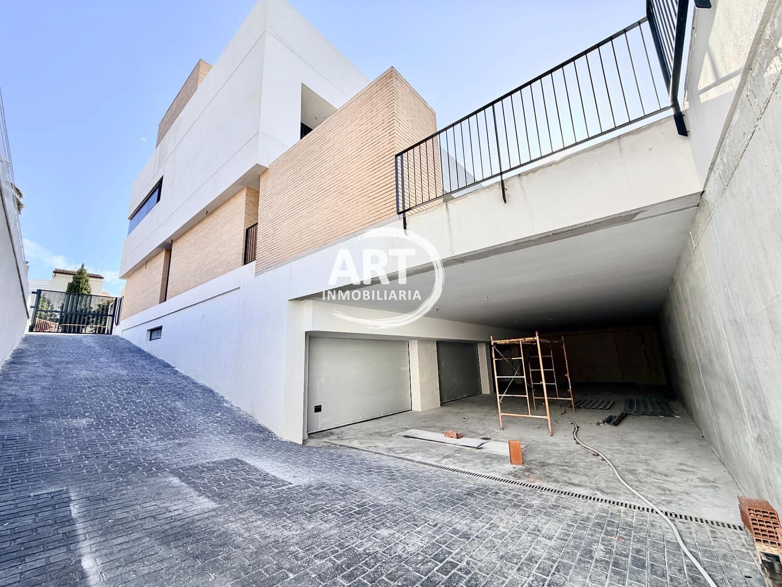 4 soverom Kjedet enebolig til salgs i Benisano med svømmebasseng garasje - € 412 154 (Ref: 9558451)