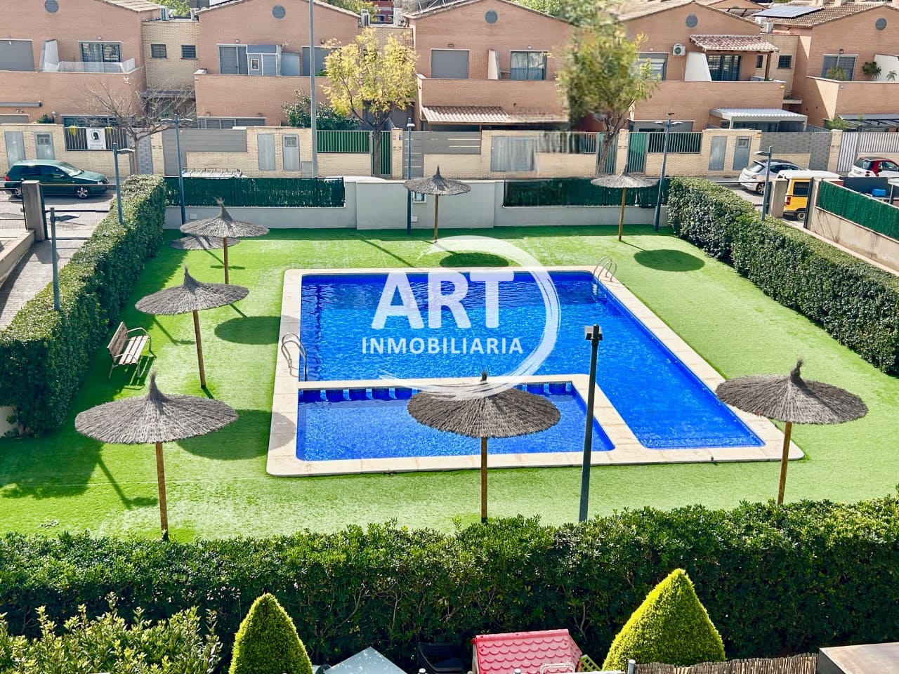 3 soveværelse Semi-Rækkehus til salg i San Antonio de Benageber med swimmingpool - € 395.000 (Ref: 9614707)