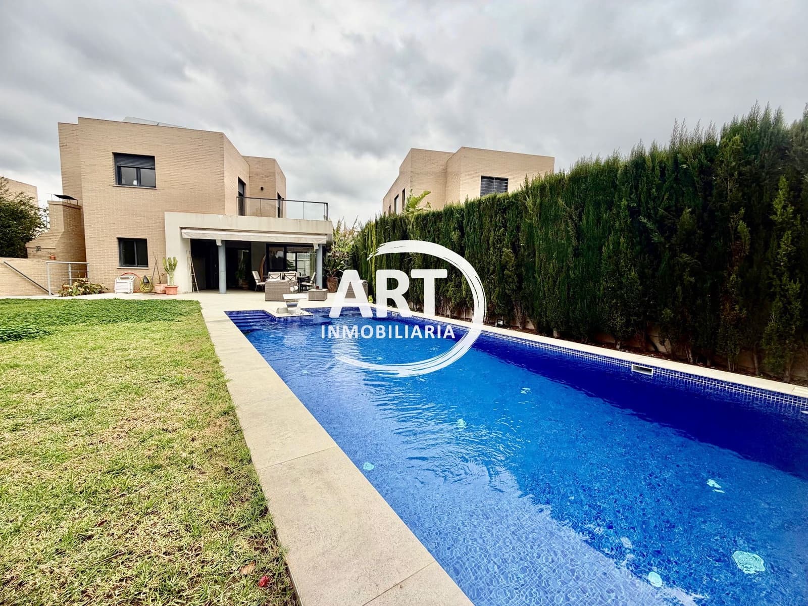 4 Zimmer Villa zu verkaufen in San Antonio de Benageber mit Pool Garage - 750.000 € (Ref: 9651223)