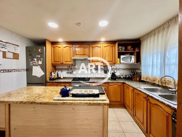 4 Zimmer Villa zu verkaufen in L'Eliana mit Pool Garage - 550.000 € (Ref: 9669930)