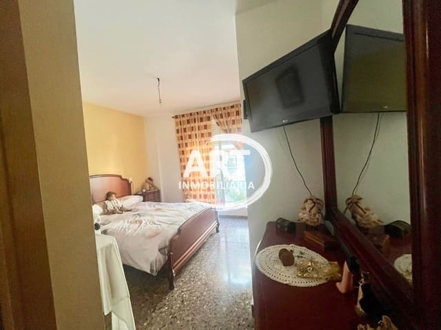 3 slaapkamer Flat te huur in Llíria met garage - € 890 (Ref: 9815477)