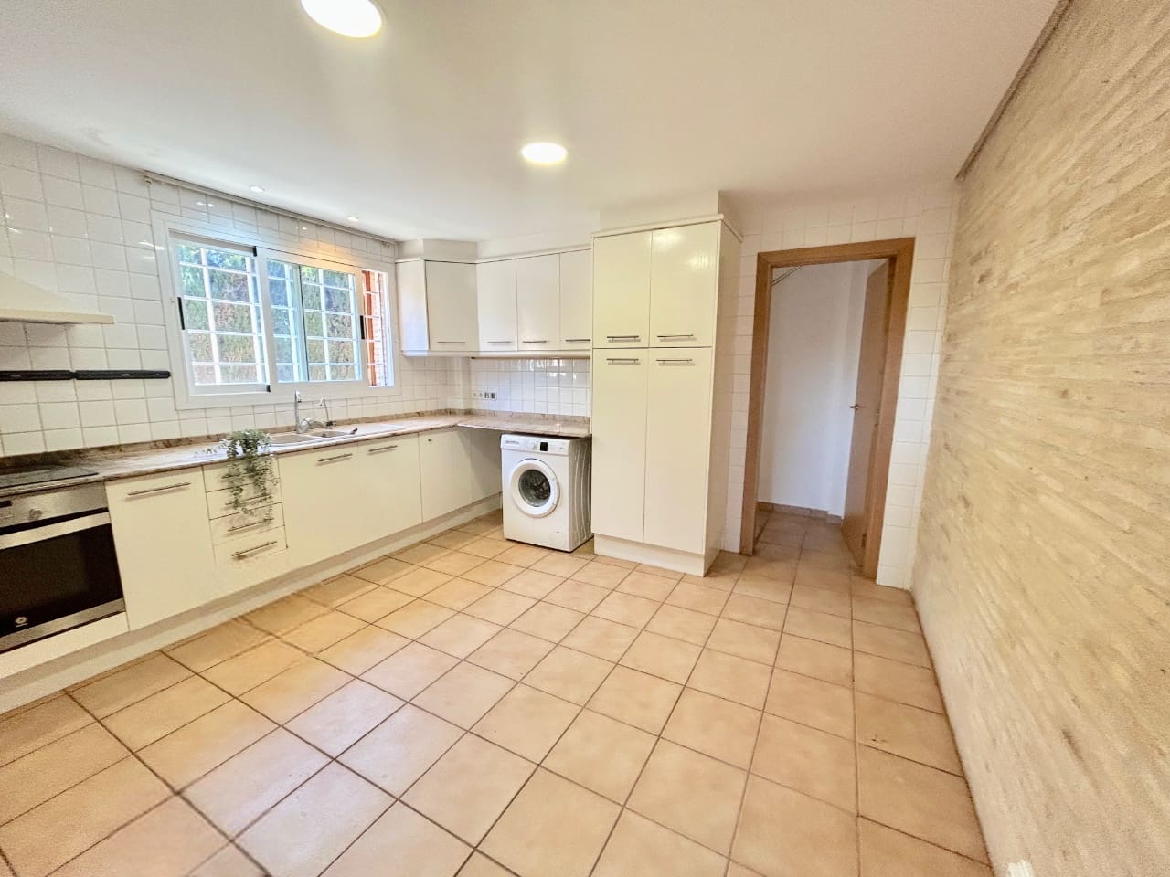 5 bedroom Villa for rent in L'Eliana with pool garage - € 3,450 (Ref: 9838878)
