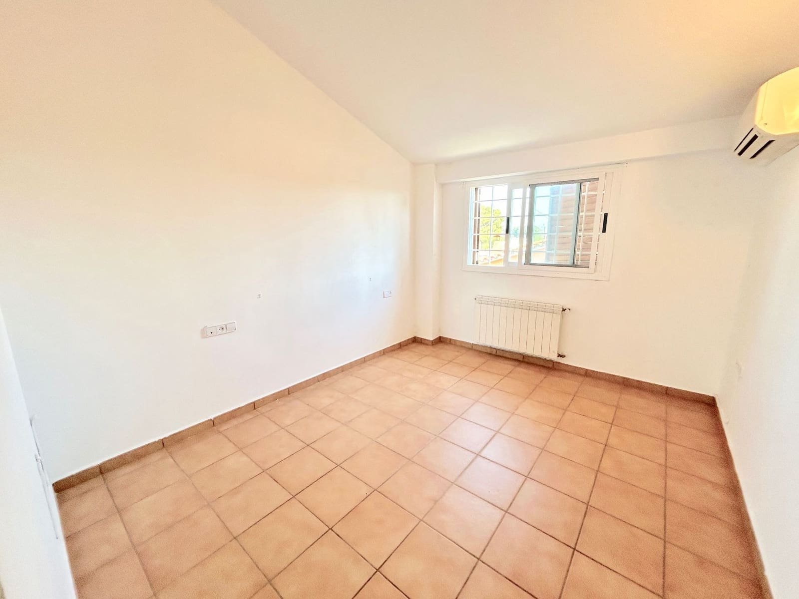 5 bedroom Villa for rent in L'Eliana with pool garage - € 3,450 (Ref: 9838878)