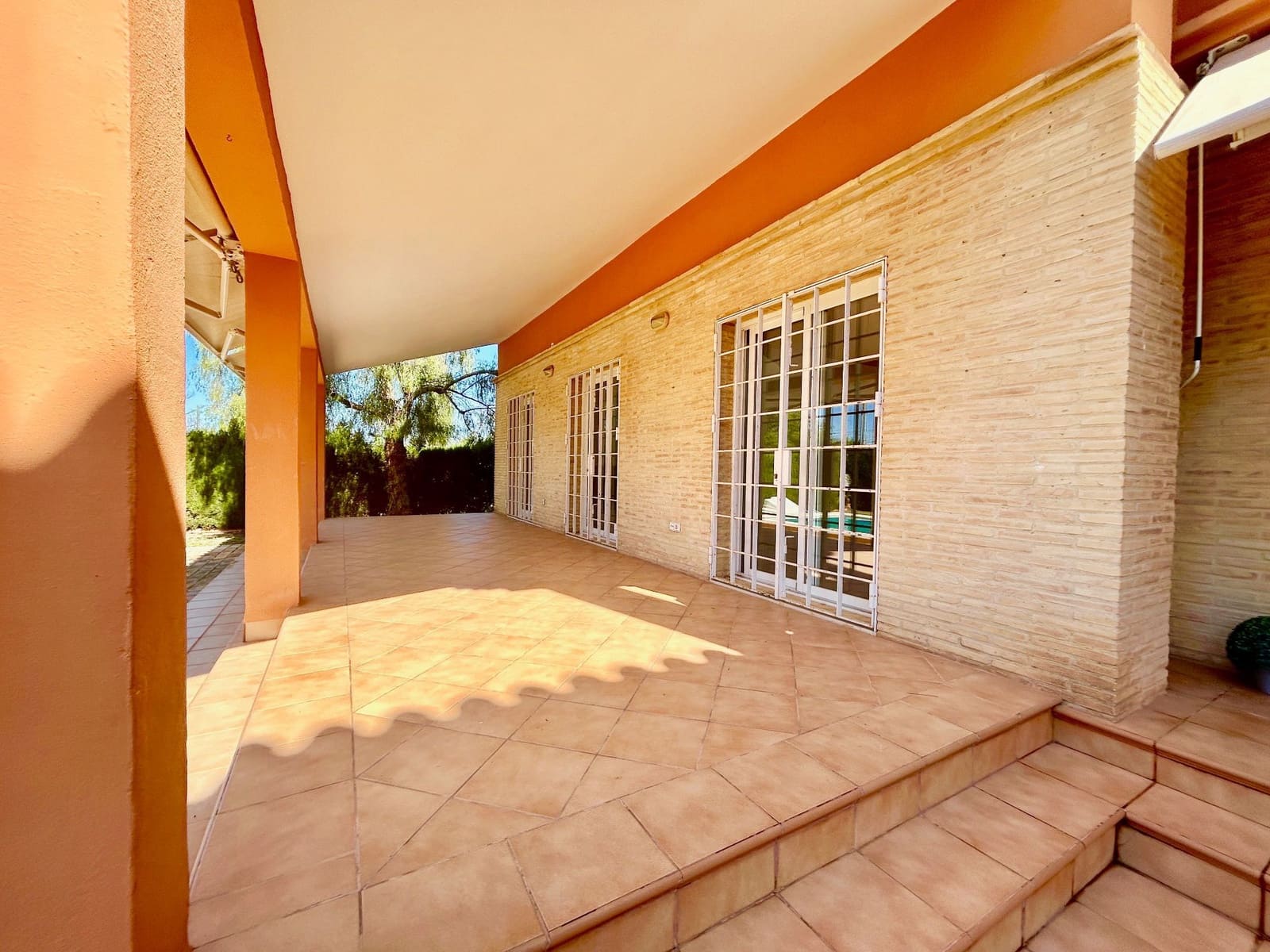 5 bedroom Villa for rent in L'Eliana with pool garage - € 3,450 (Ref: 9838878)