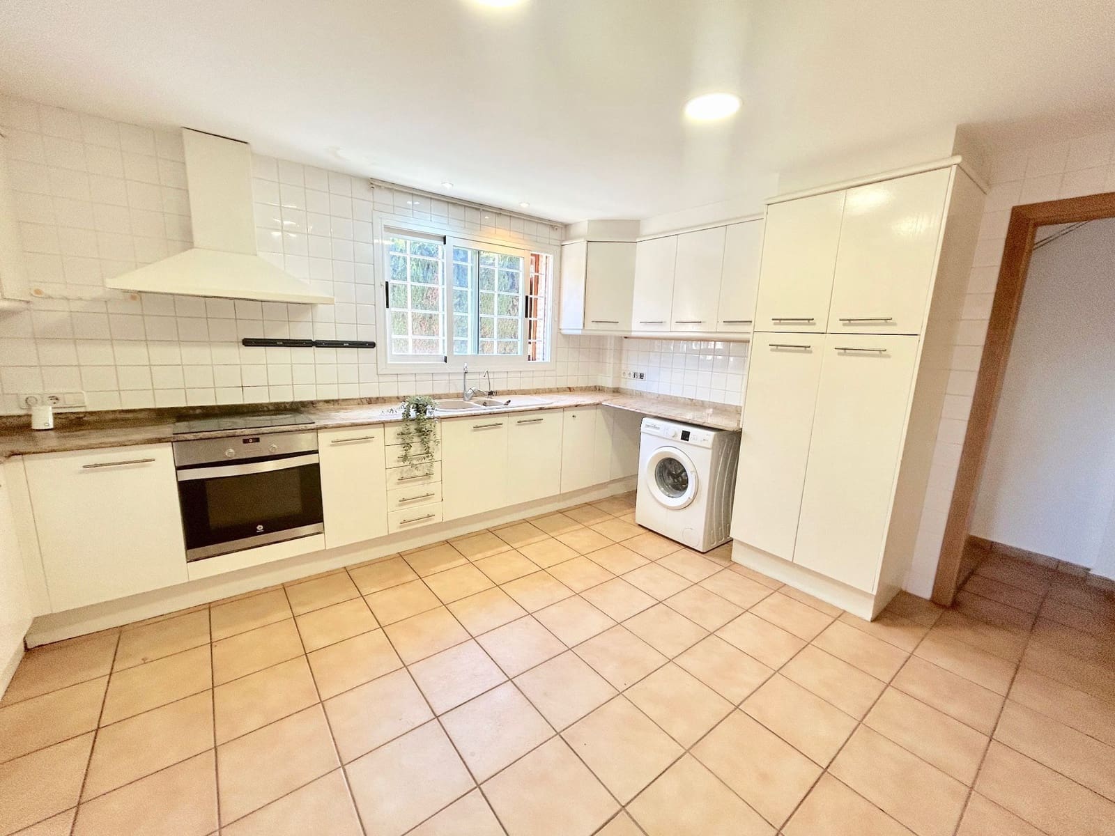 5 bedroom Villa for rent in L'Eliana with pool garage - € 3,450 (Ref: 9838878)