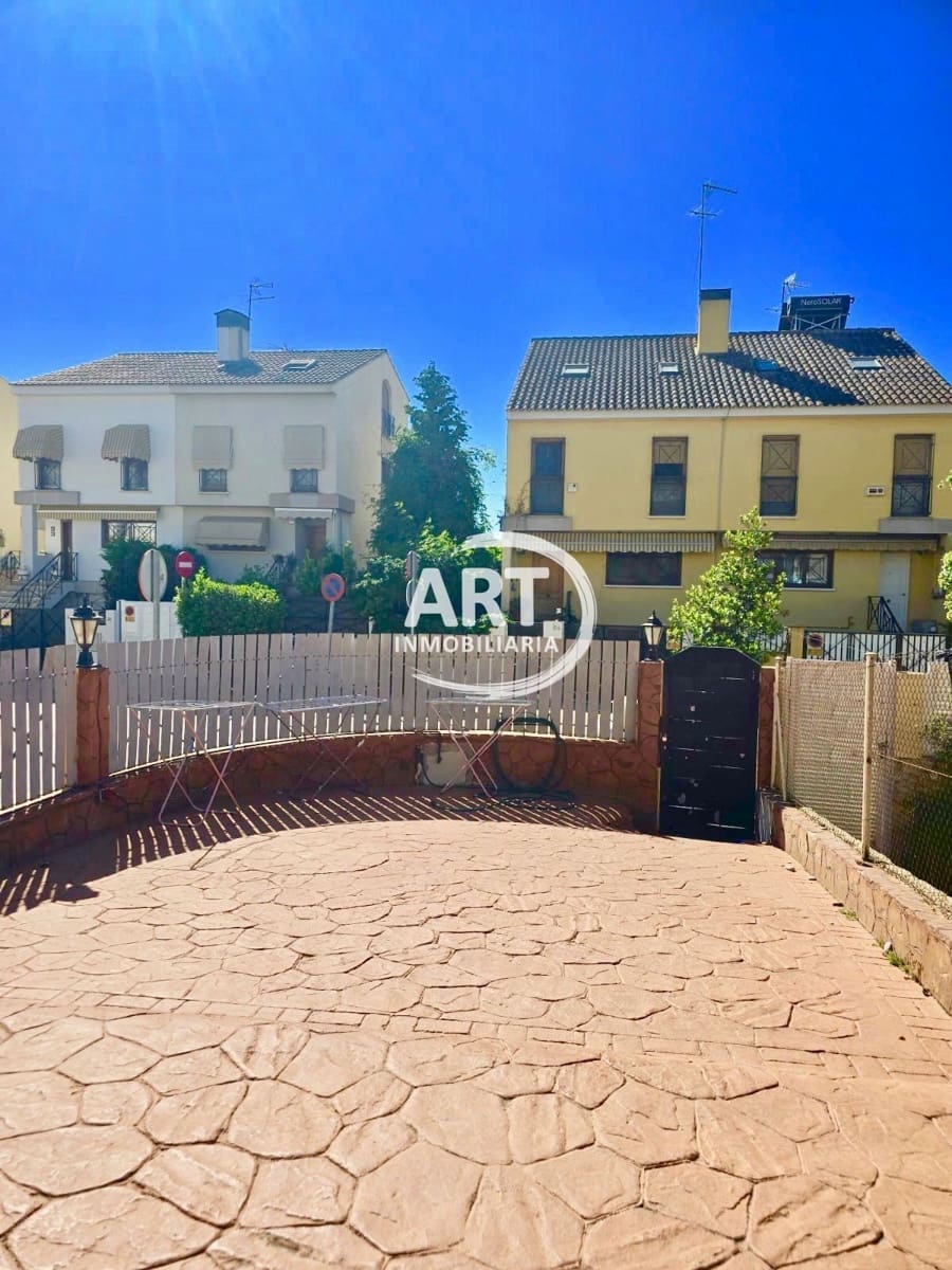 4 bedroom Semi-detached Villa for rent in Godella with garage - € 1,800 (Ref: 9842114)