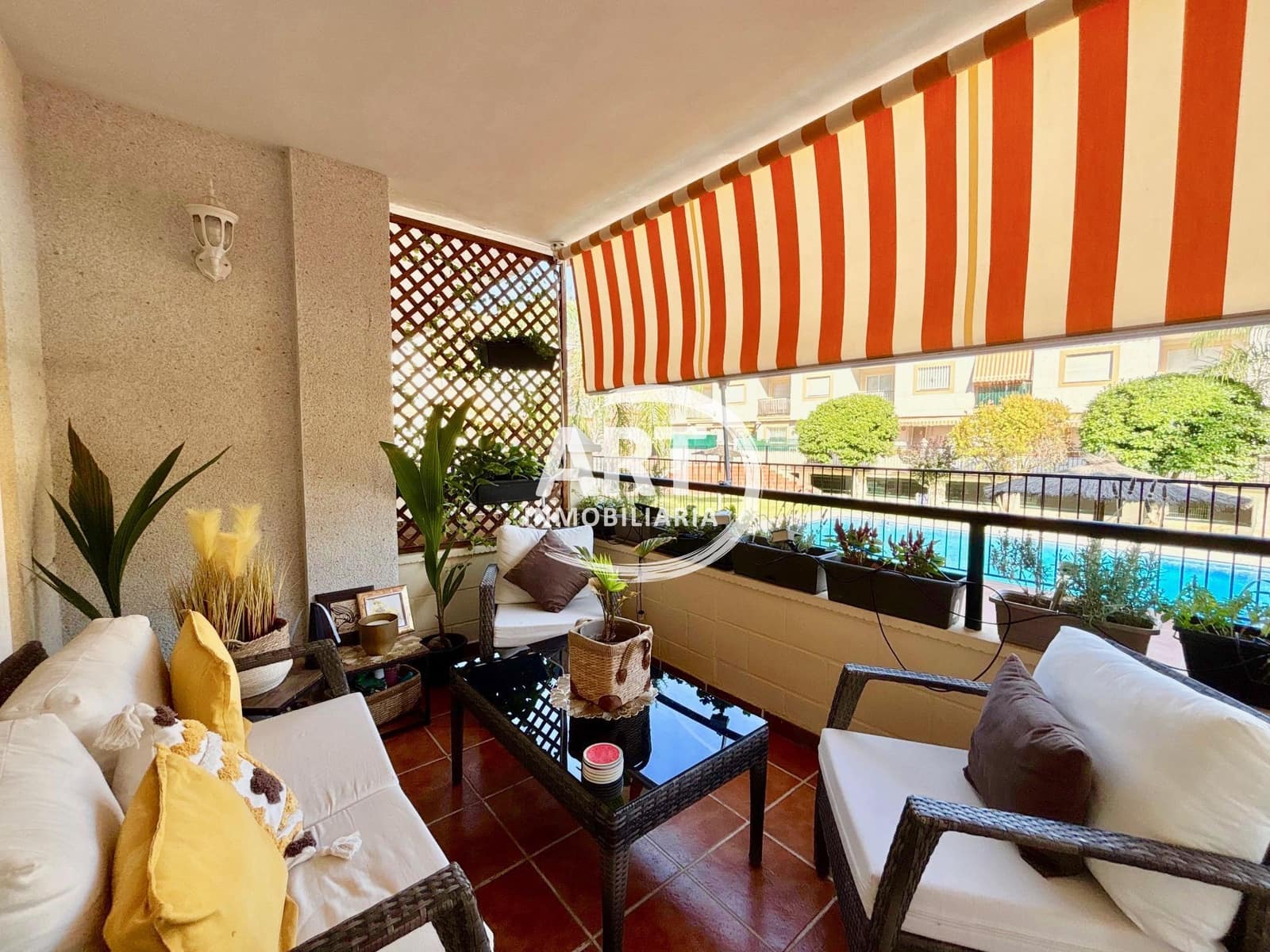 4 bedroom Semi-detached Villa for rent in L'Eliana with pool garage - € 2,500 (Ref: 9928705)
