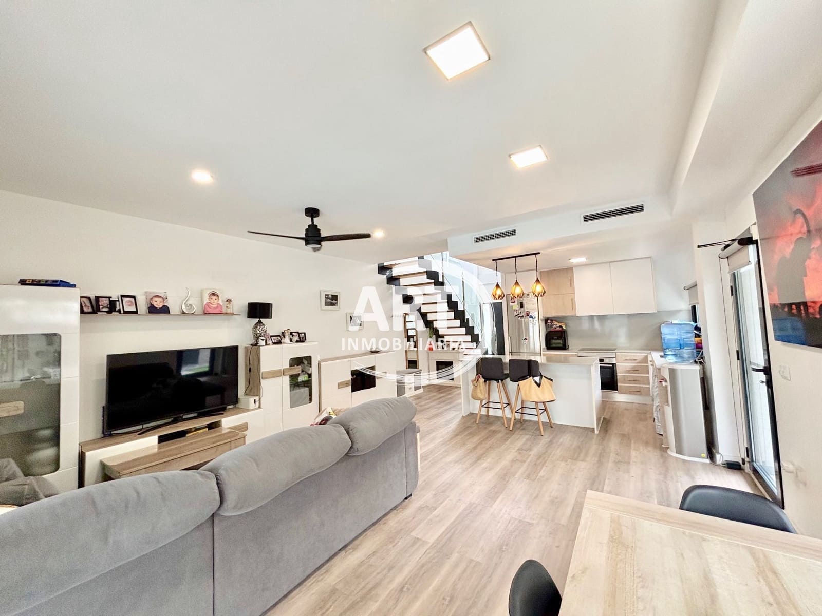 4 quarto Moradia para venda em La Pobla de Vallbona com piscina garagem - 550 000 € (Ref: 9998060)