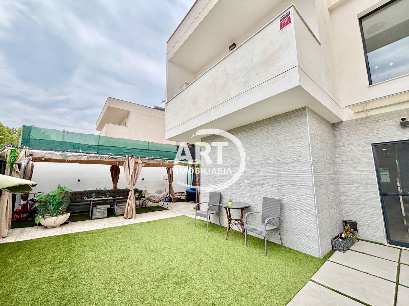 4 quarto Moradia para venda em La Pobla de Vallbona com piscina garagem - 550 000 € (Ref: 9998060)