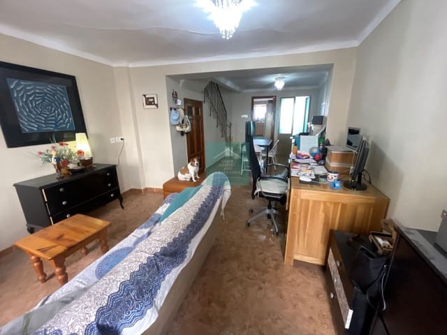 6 bedroom Villa for sale in Castillo de Locubín - € 89,950 (Ref: 8863017)