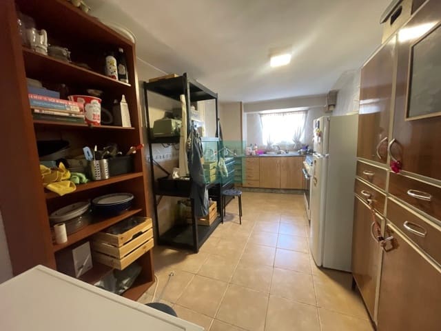 6 bedroom Villa for sale in Castillo de Locubín - € 89,950 (Ref: 8863017)