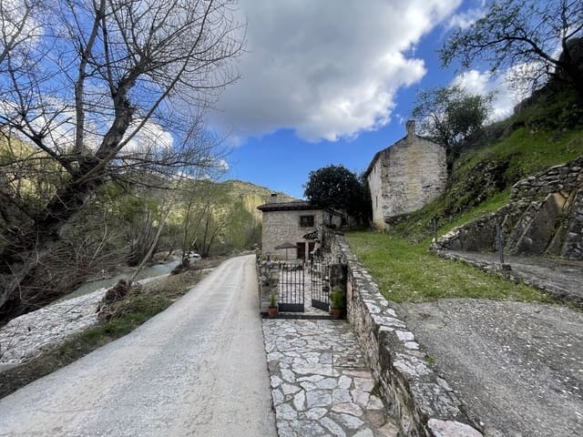 Chalet de 4 habitaciones en Algarinejo en venta - 250.000 € (Ref: 9707611)