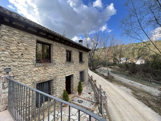 Chalet de 4 habitaciones en Algarinejo en venta - 250.000 € (Ref: 9707611)