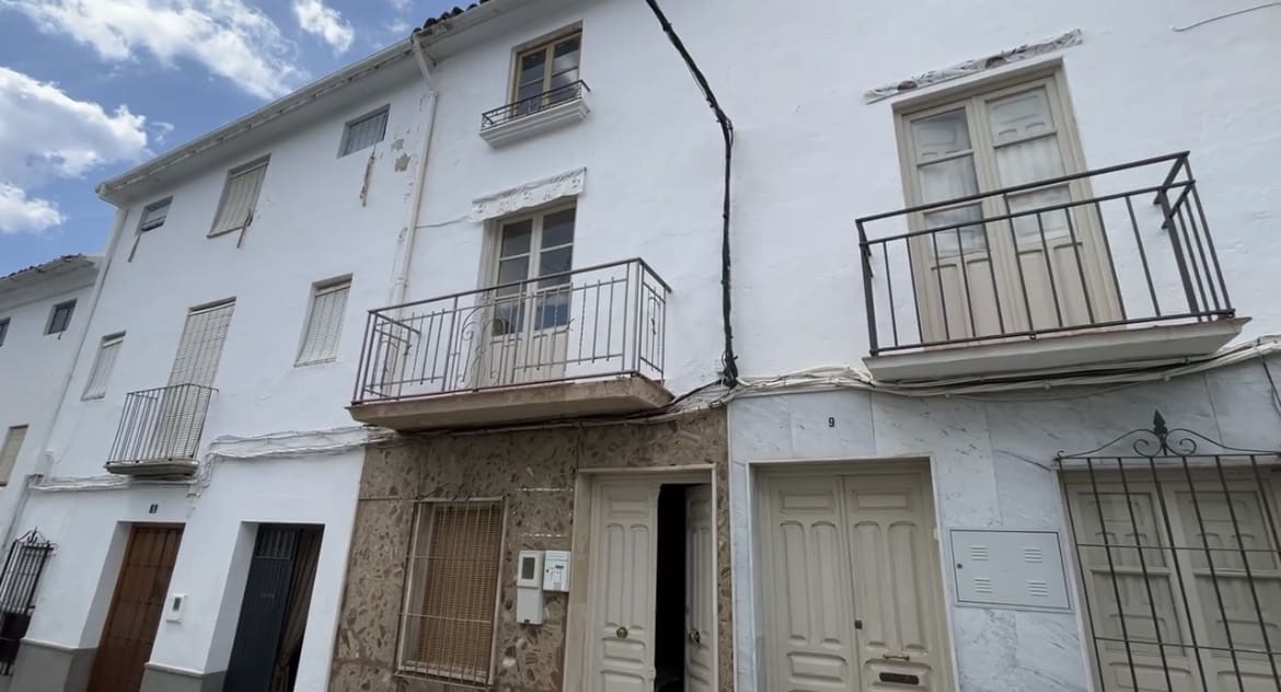 3 bedroom Townhouse for sale in Castillo de Locubin - € 29,000 (Ref: 9720343)