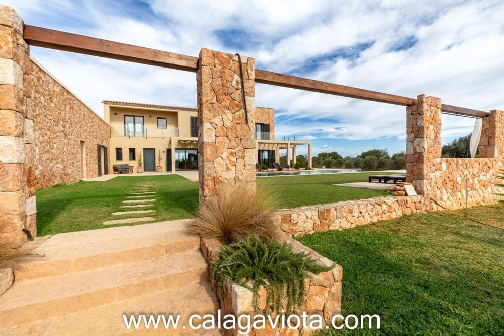 5 bedroom Villa for sale in Ses Salines with pool - € 3,250,000 (Ref: 8652373)