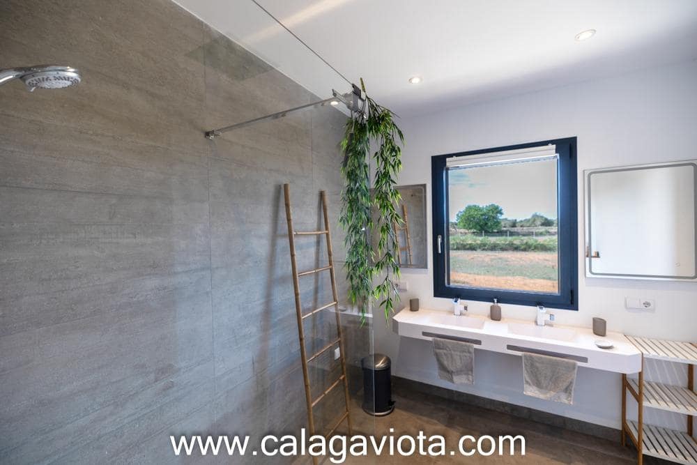 5 bedroom Villa for sale in Ses Salines with pool - € 3,250,000 (Ref: 8652373)