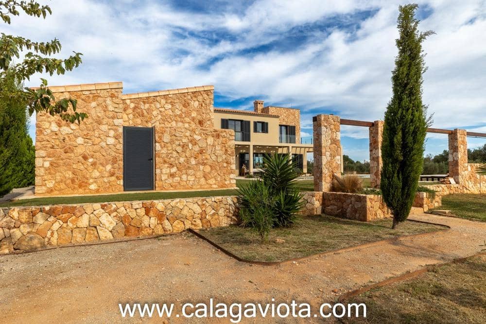 5 bedroom Villa for sale in Ses Salines with pool - € 3,250,000 (Ref: 8652373)