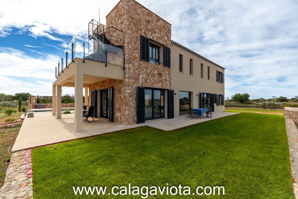 5 bedroom Villa for sale in Ses Salines with pool - € 3,250,000 (Ref: 8652373)