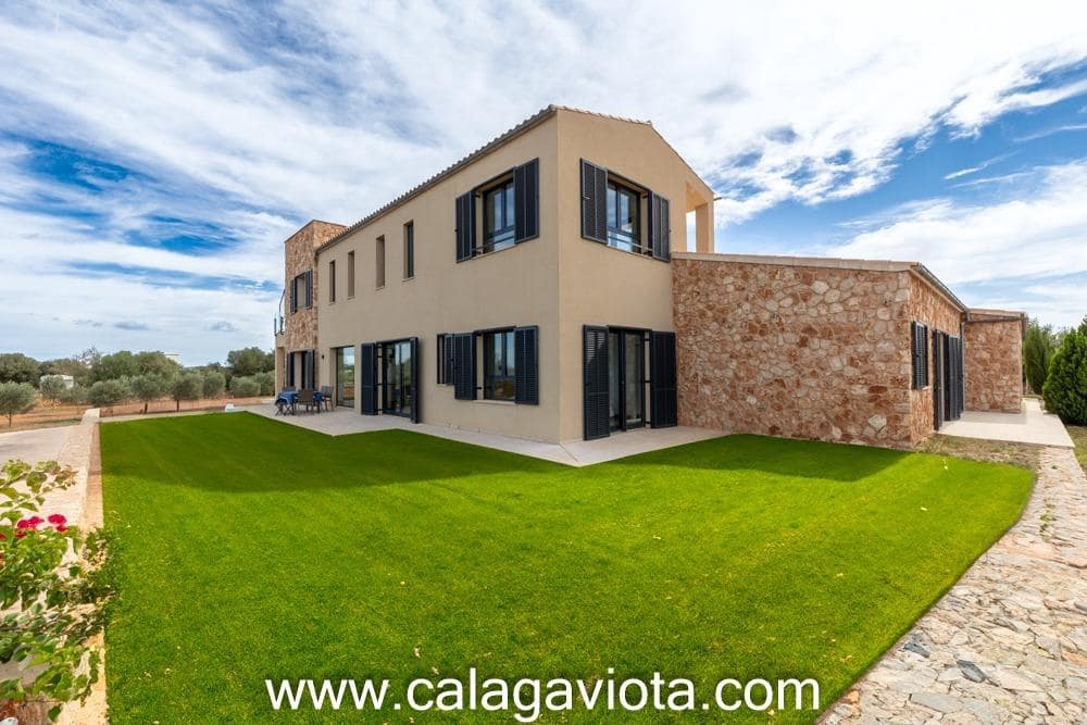 5 bedroom Villa for sale in Ses Salines with pool - € 3,250,000 (Ref: 8652373)