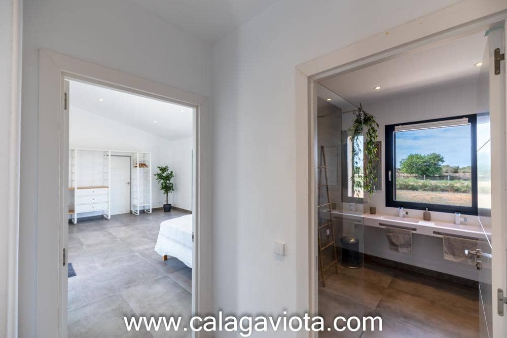 5 bedroom Villa for sale in Ses Salines with pool - € 3,250,000 (Ref: 8652373)