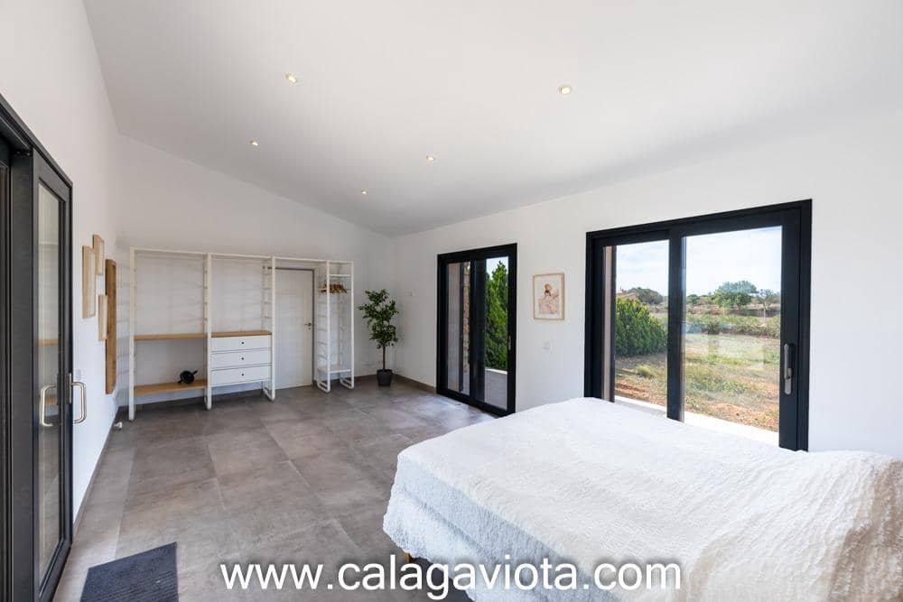 5 bedroom Villa for sale in Ses Salines with pool - € 3,250,000 (Ref: 8652373)