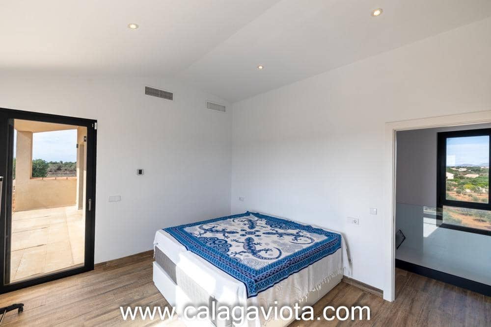 5 bedroom Villa for sale in Ses Salines with pool - € 3,250,000 (Ref: 8652373)