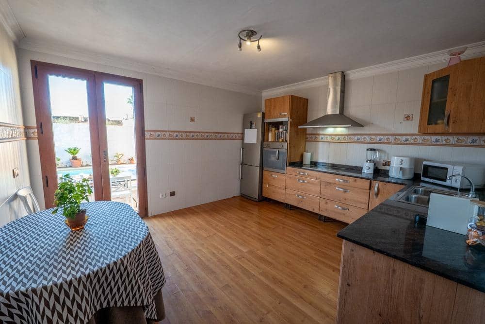 4 bedroom Townhouse for rent in Ses Salines with pool - € 1,500 (Ref: 9648197)