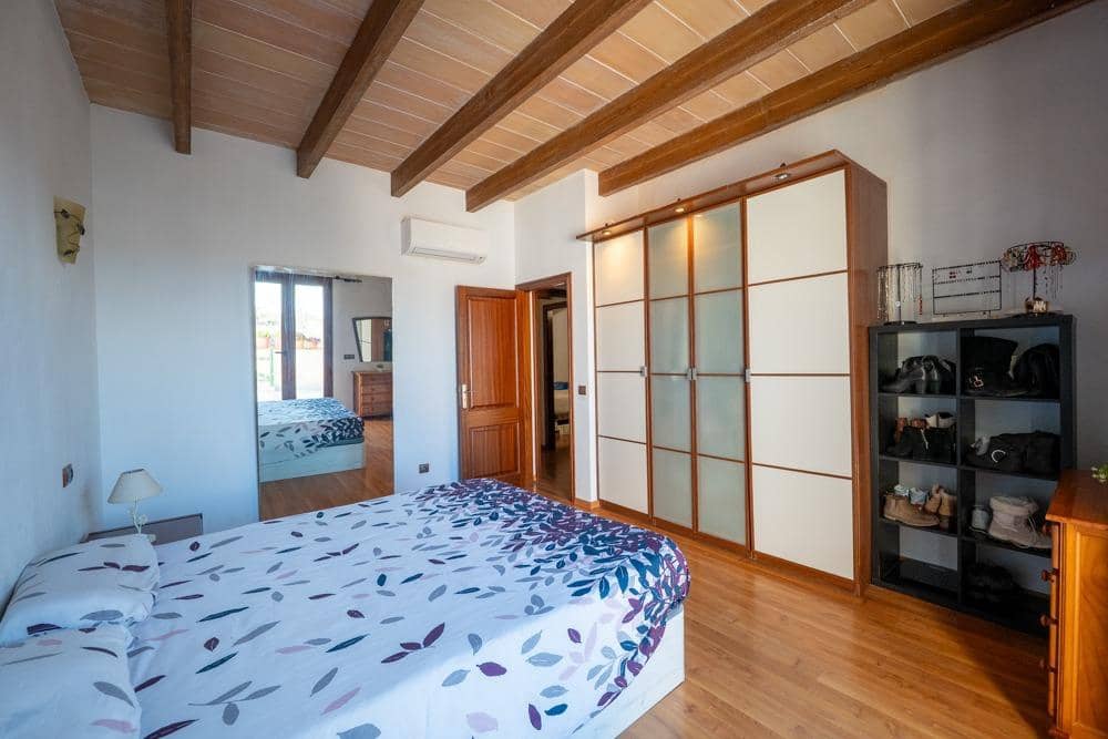 4 bedroom Townhouse for rent in Ses Salines with pool - € 1,500 (Ref: 9648197)