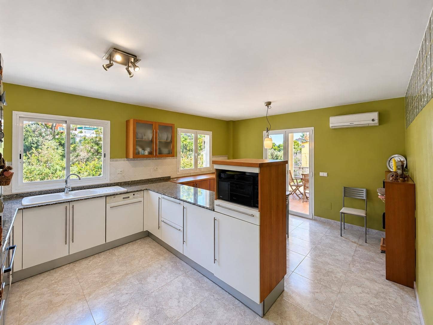 5 bedroom Villa for sale in Calvia with garage - € 1,550,000 (Ref: 10115880)