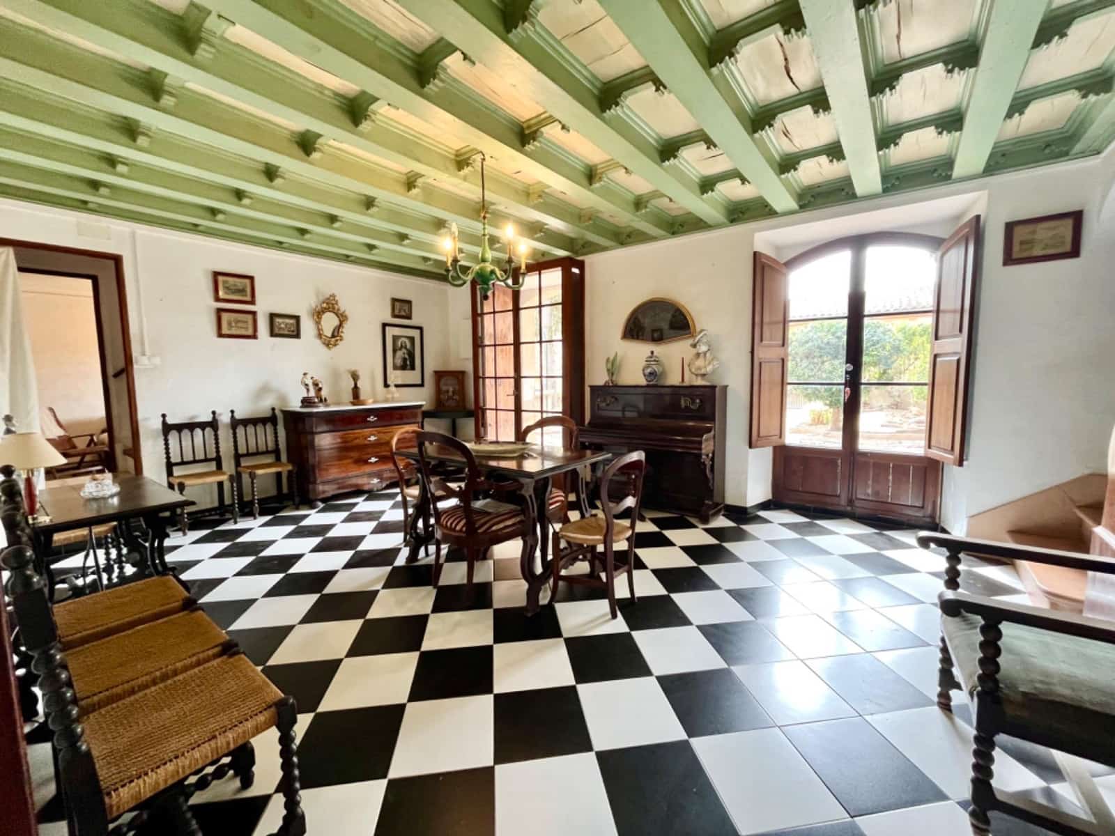 6 bedroom Villa for sale in Palma de Mallorca with garage - € 1,788,066 (Ref: 9200433)