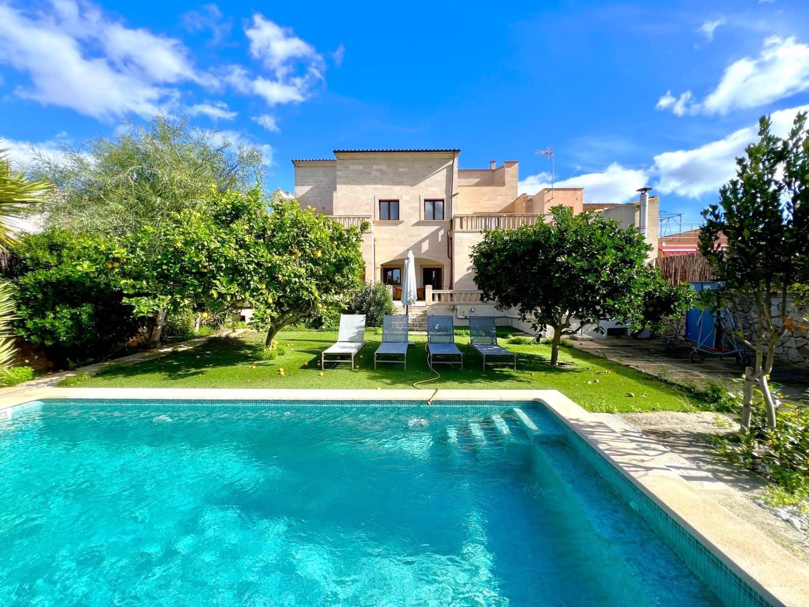 5 bedroom Townhouse for rent in Santanyi with pool garage - € 3,800 (Ref: 9387870)