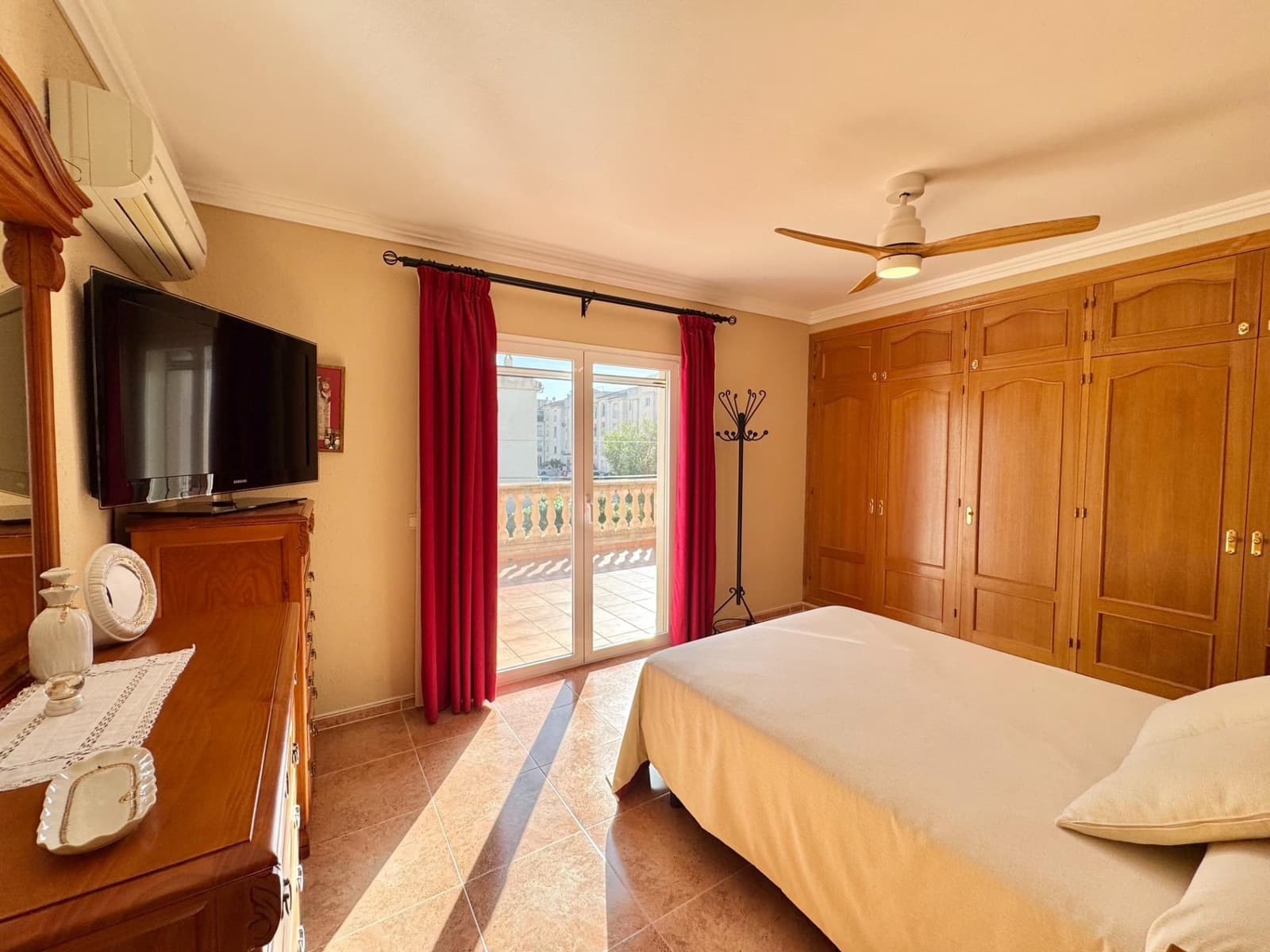 4 bedroom Townhouse for sale in Son Ferrer - € 749,000 (Ref: 9403379)