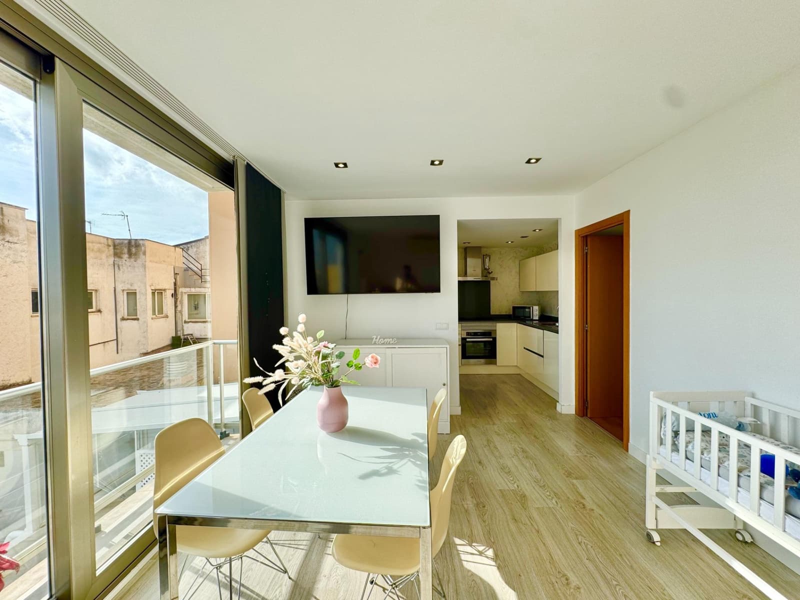 2 bedroom Flat for sale in Palma de Mallorca with garage - € 459,000 (Ref: 9555795)