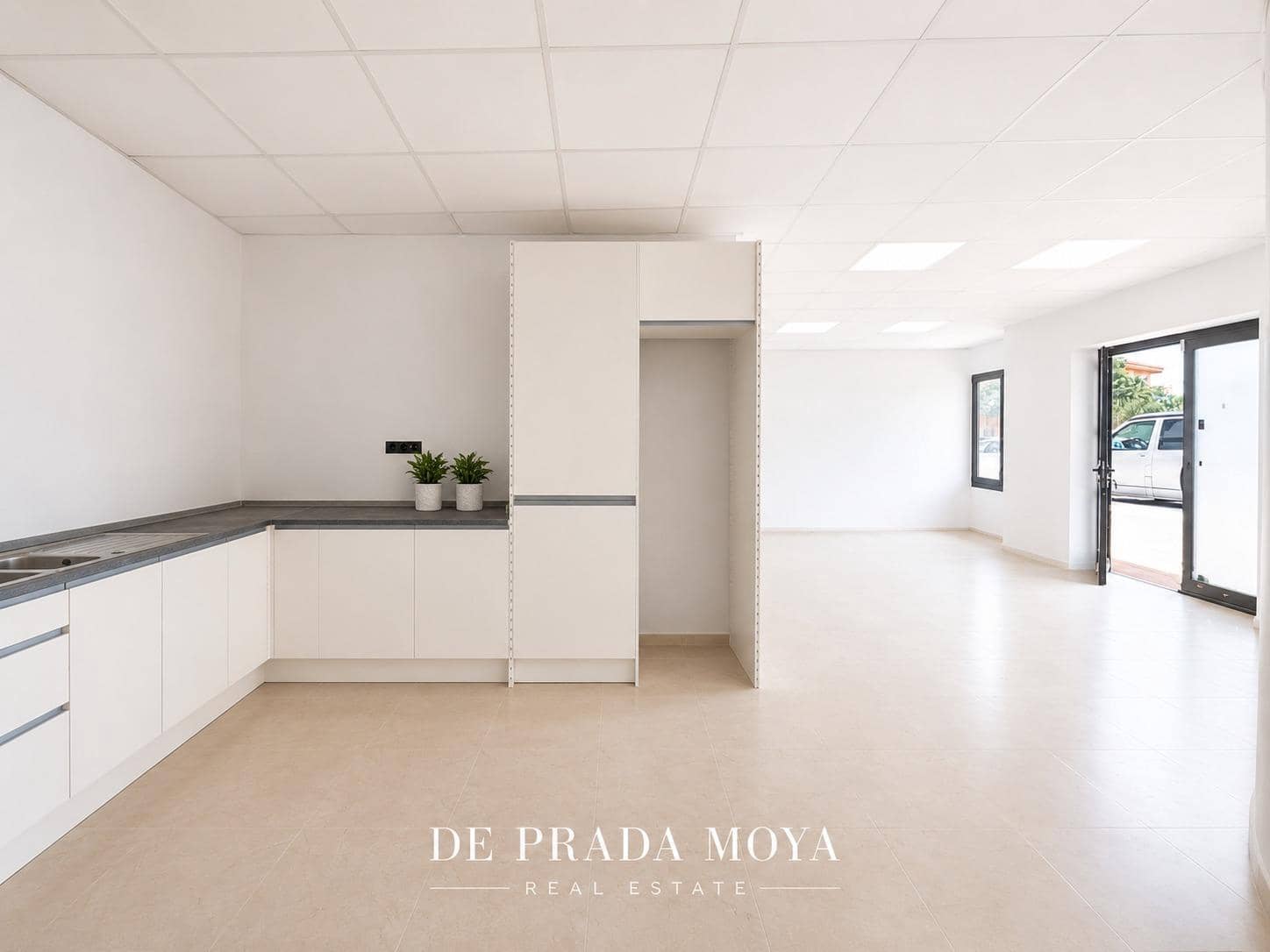 2 bedroom Commercial for sale in Portocristo / Port de Manacor with garage - € 195,000 (Ref: 9986854)