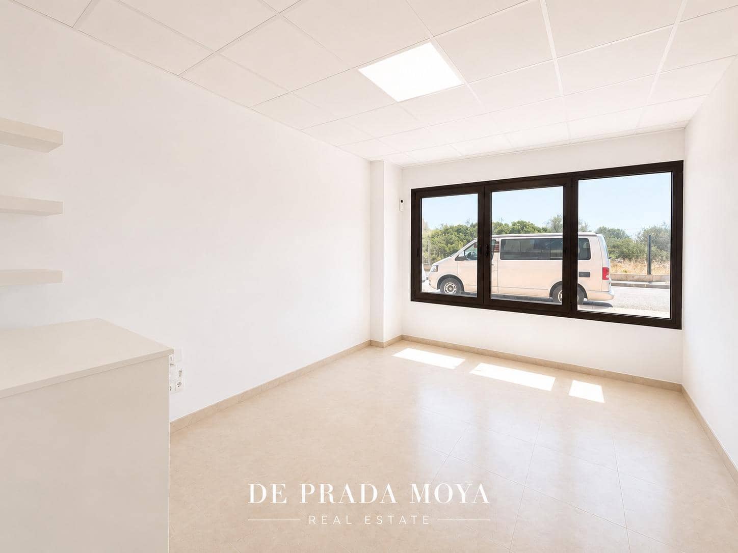 2 bedroom Commercial for sale in Portocristo / Port de Manacor with garage - € 195,000 (Ref: 9986854)