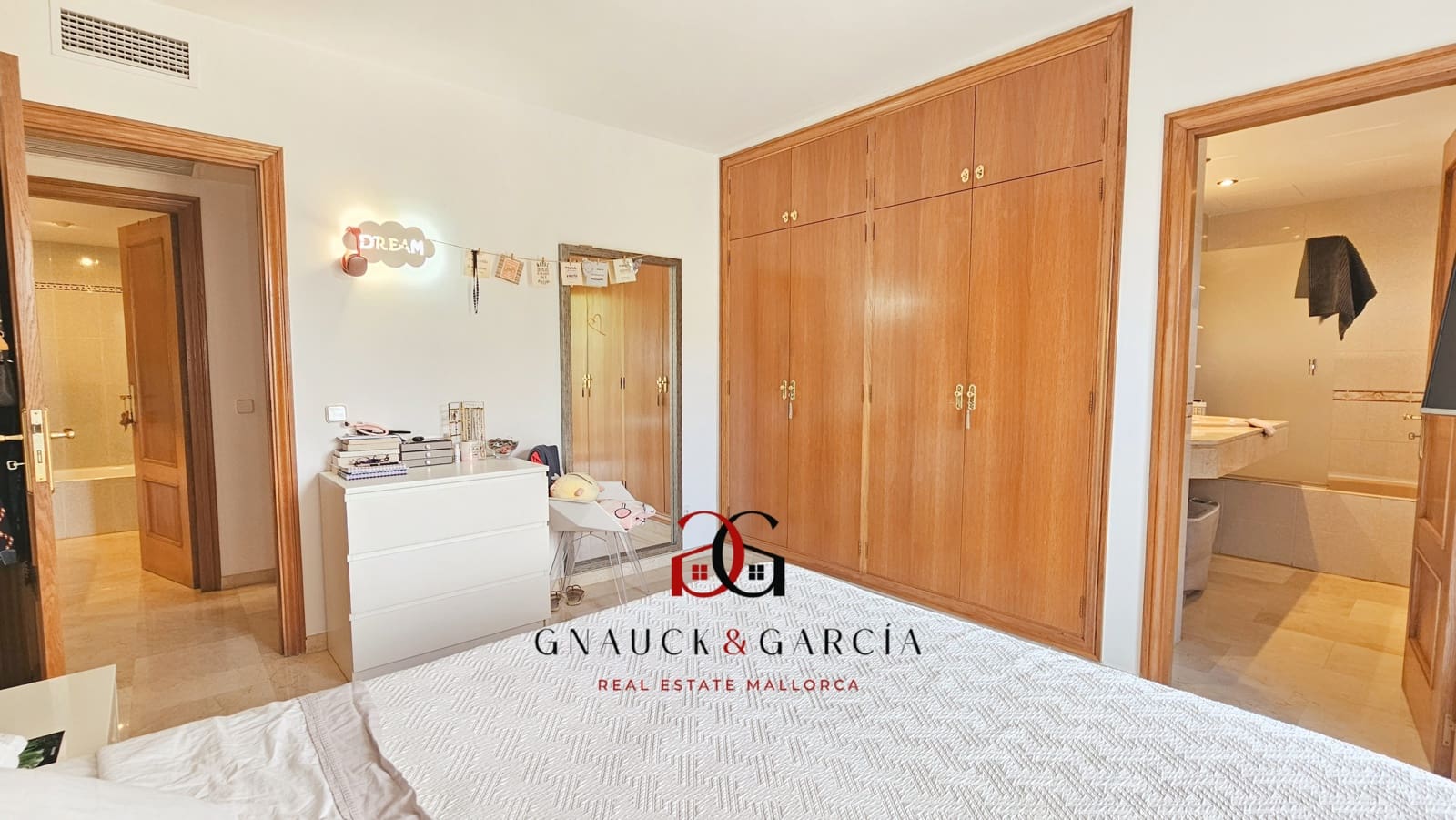 2 bedroom Apartment for sale in Palma de Mallorca with pool garage - € 695,000 (Ref: 9413114)