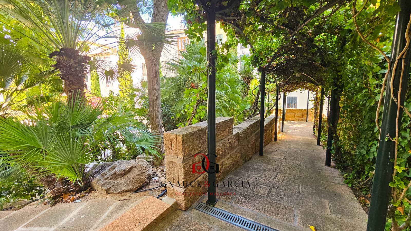 2 bedroom Apartment for sale in Palma de Mallorca with pool garage - € 695,000 (Ref: 9413114)