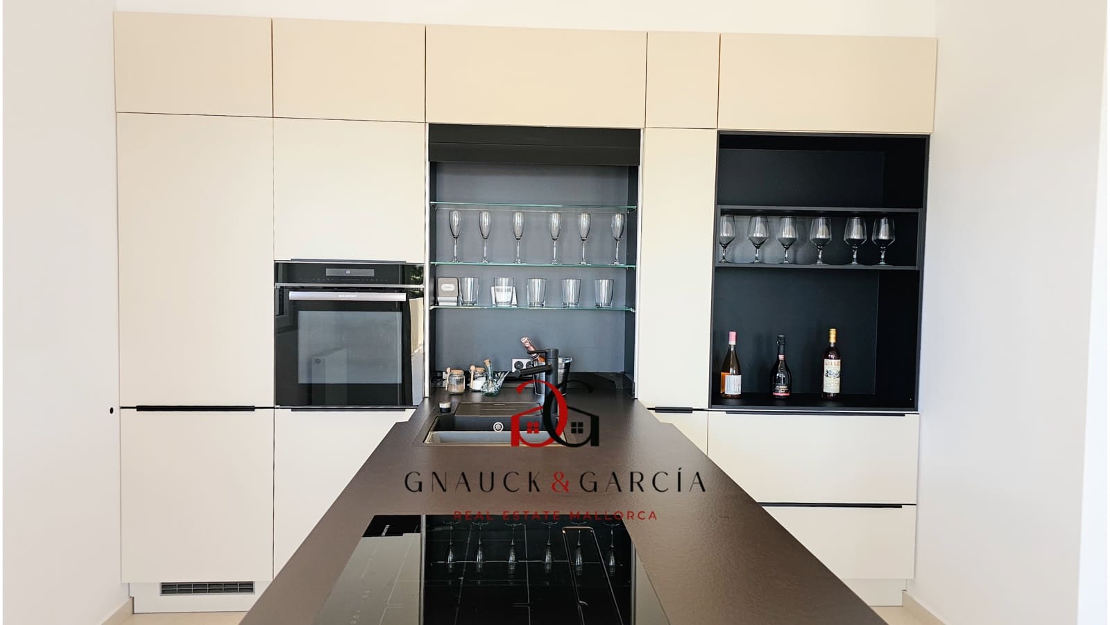 6 soverom Villa til salgs i Palmanova med svømmebasseng garasje - € 3 950 000 (Ref: 9436138)