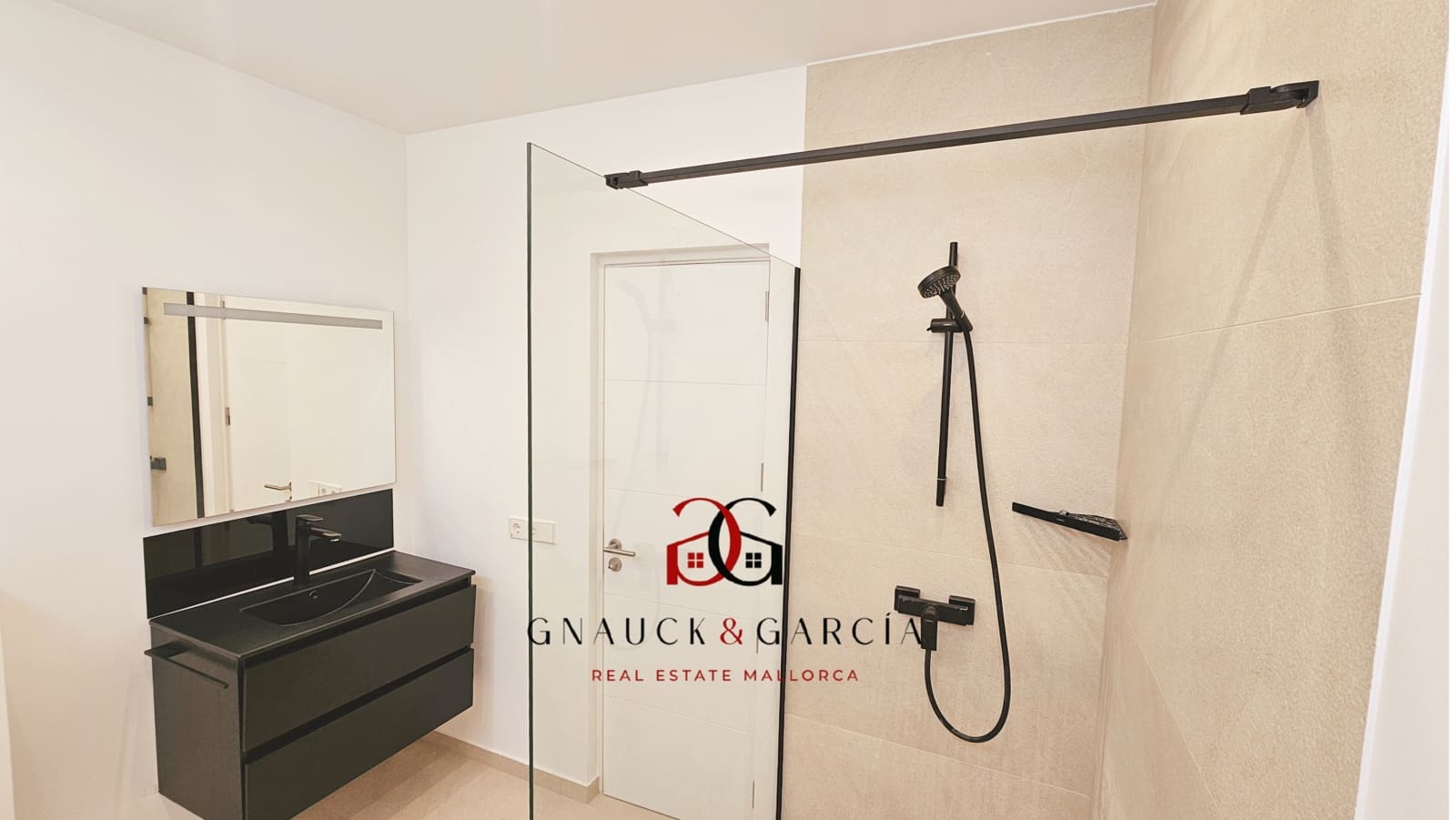 6 soverom Villa til salgs i Palmanova med svømmebasseng garasje - € 3 950 000 (Ref: 9436138)