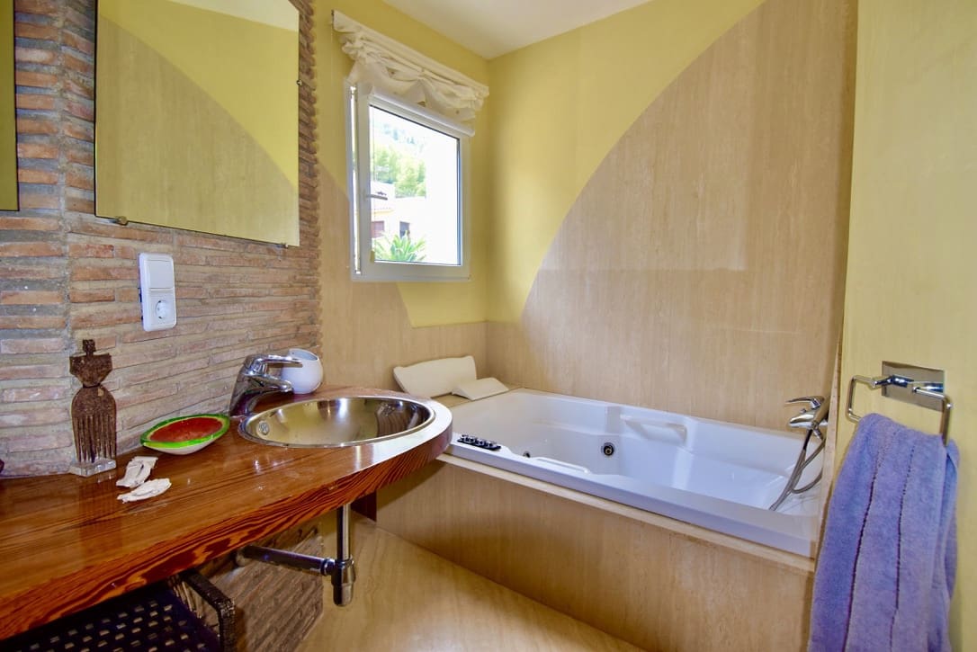 6 bedroom Villa for sale in Denia with pool garage - € 1,050,000 (Ref: 8714220)