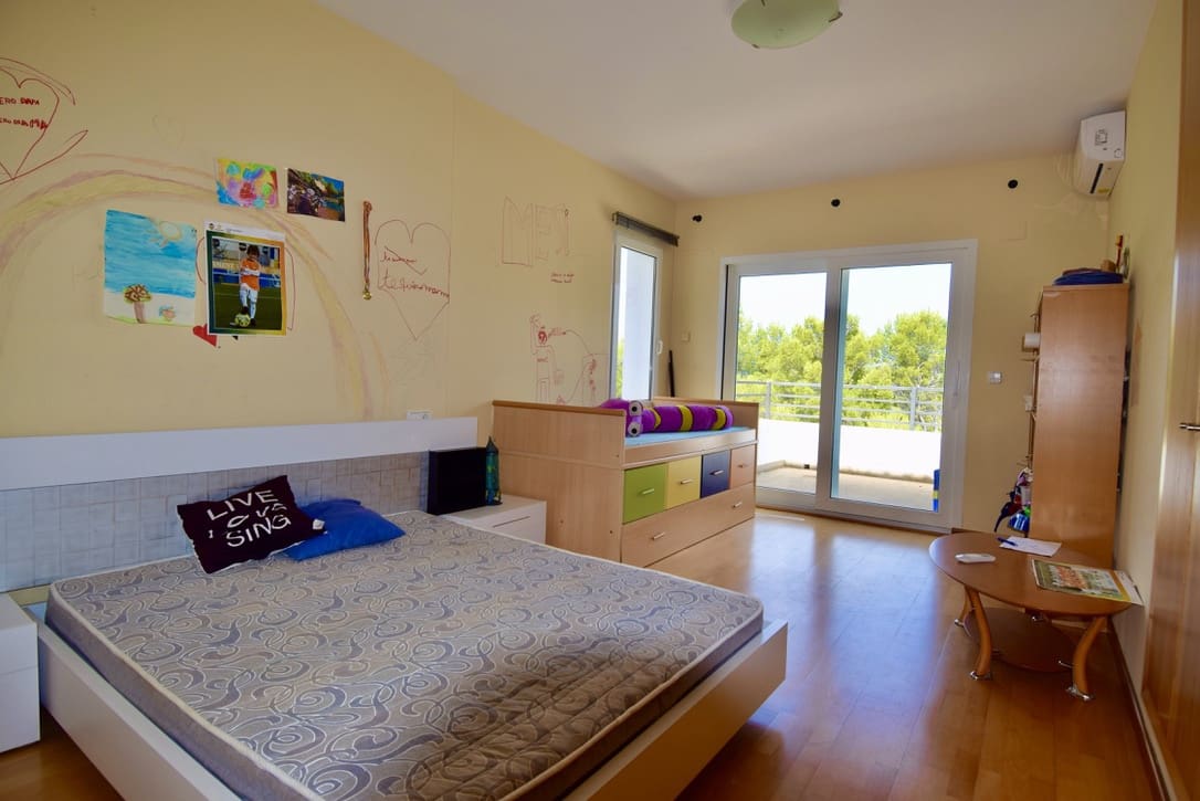 6 bedroom Villa for sale in Denia with pool garage - € 1,050,000 (Ref: 8714220)