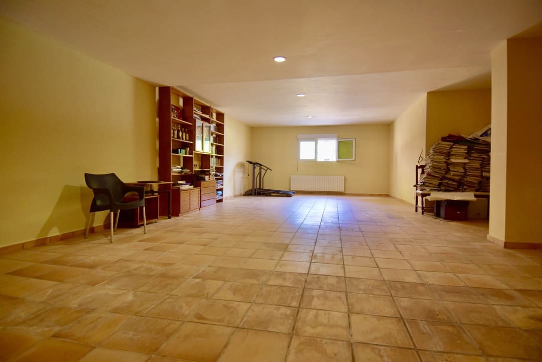 6 bedroom Villa for sale in Denia with pool garage - € 1,050,000 (Ref: 8714220)