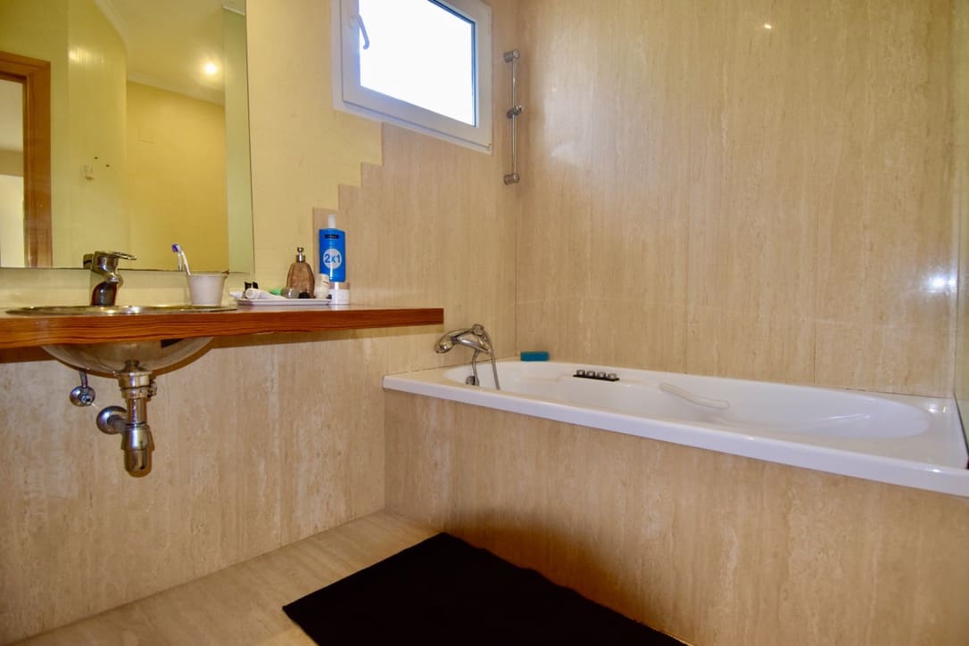 6 bedroom Villa for sale in Denia with pool garage - € 1,050,000 (Ref: 8714220)