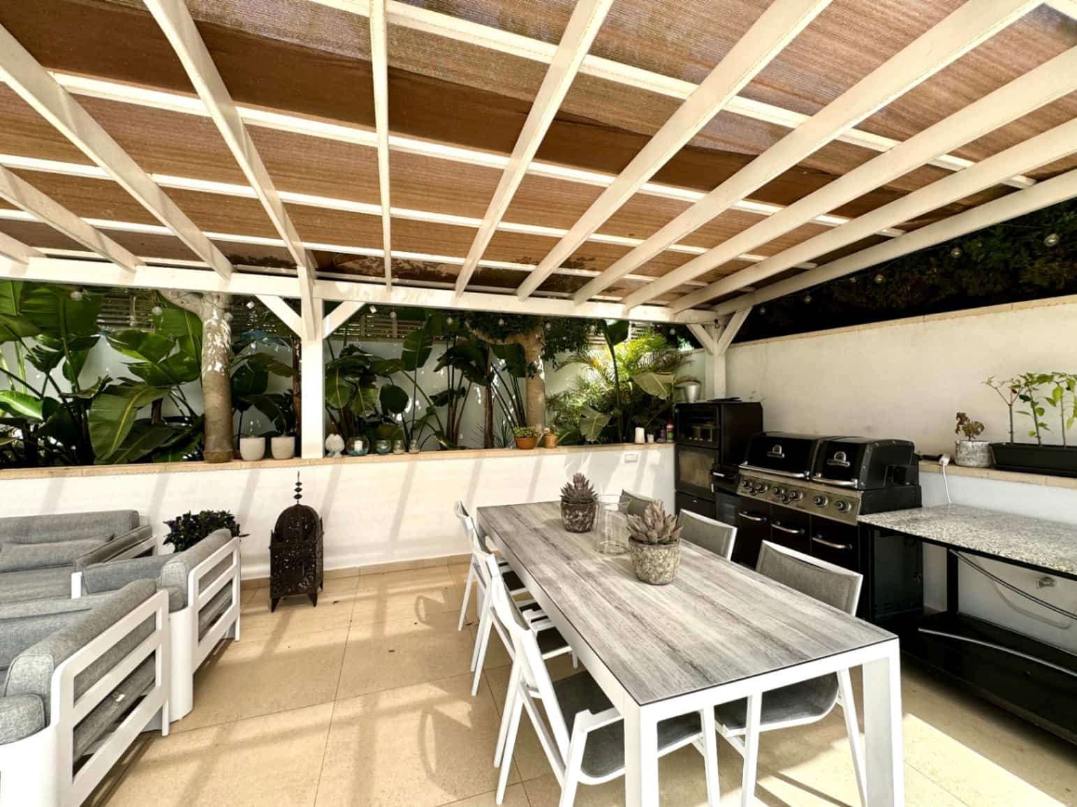 5 bedroom Villa for sale in La Nucia with pool garage - € 790,000 (Ref: 8771055)