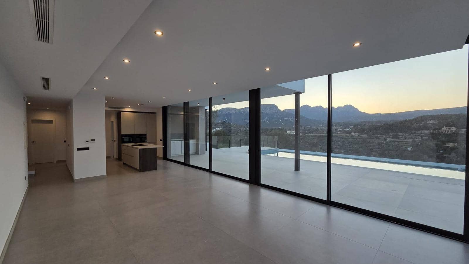 3 bedroom Villa for sale in Calpe / Calp - € 1,135,000 (Ref: 8820582)